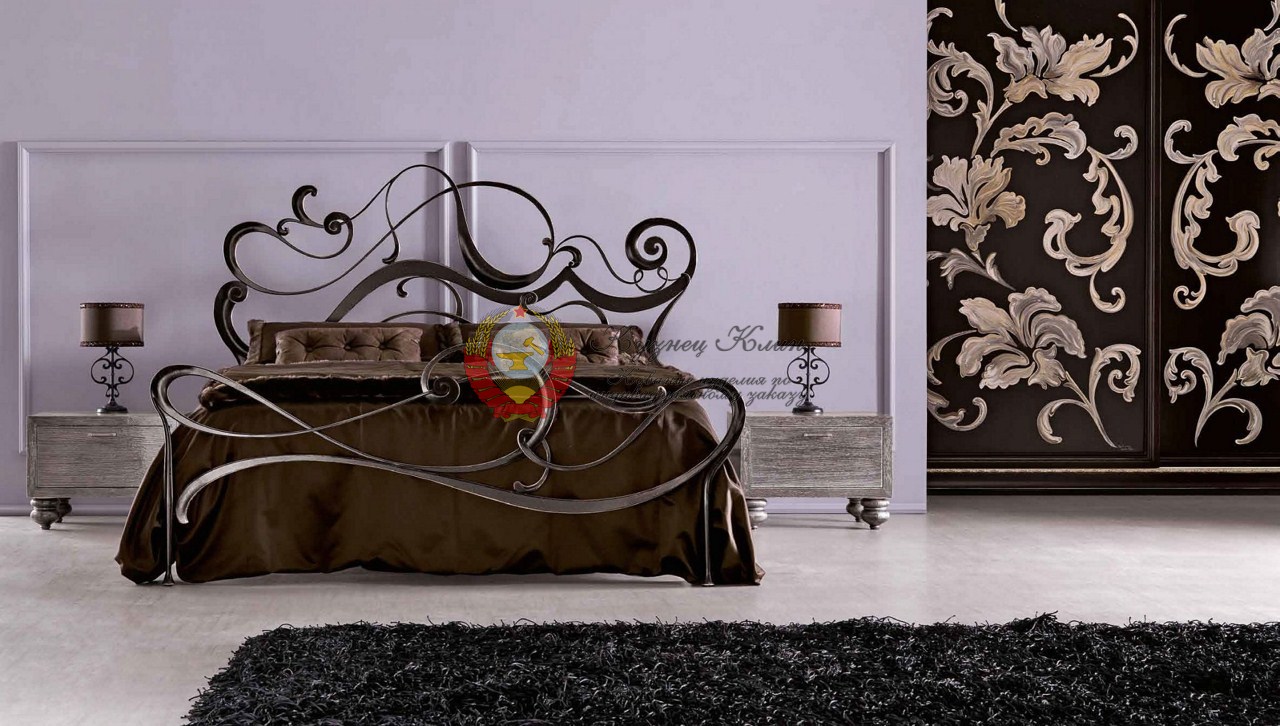 Кованая кровать с цветами в стиле модерн