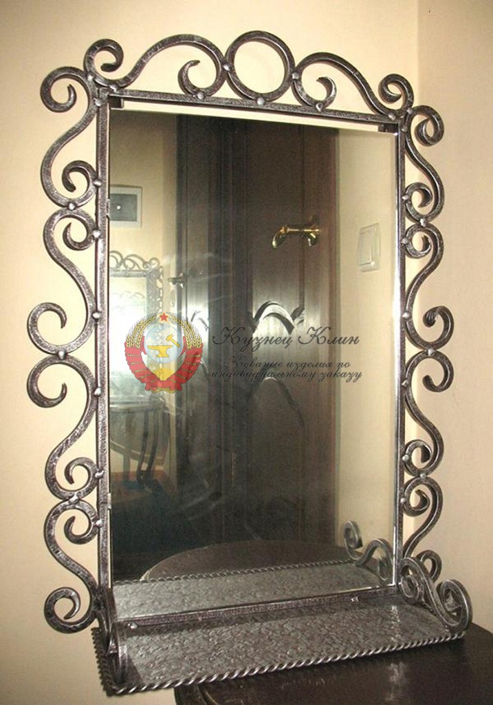 Кованое зеркало с полочкой