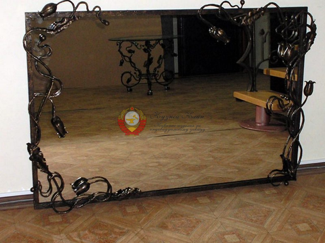 Кованое зеркало с тюльпанами