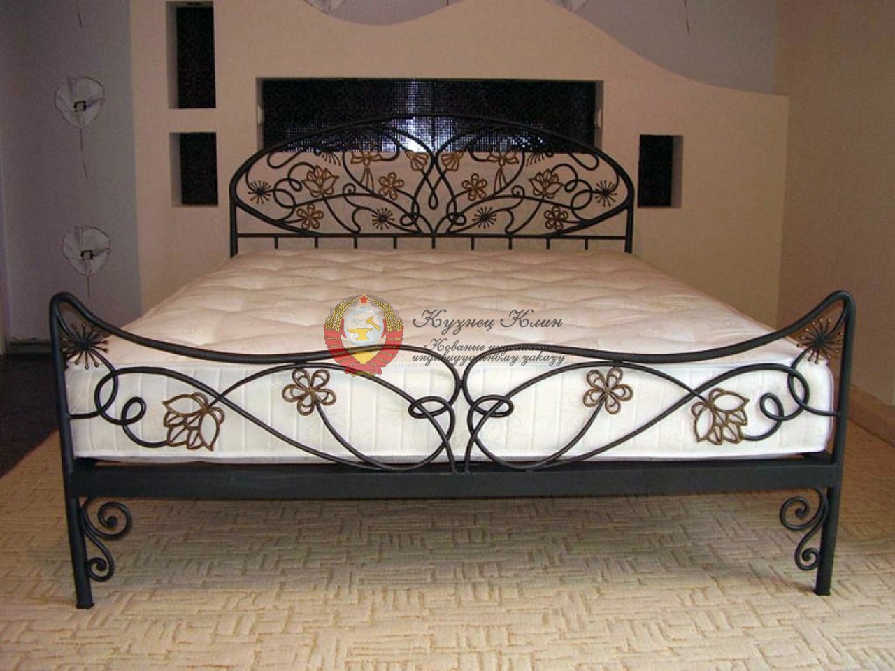 Конаная кровать с узорами