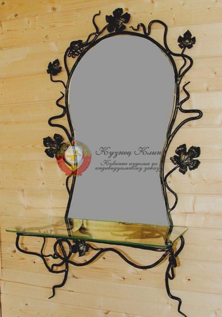 Овальное кованое зеркало