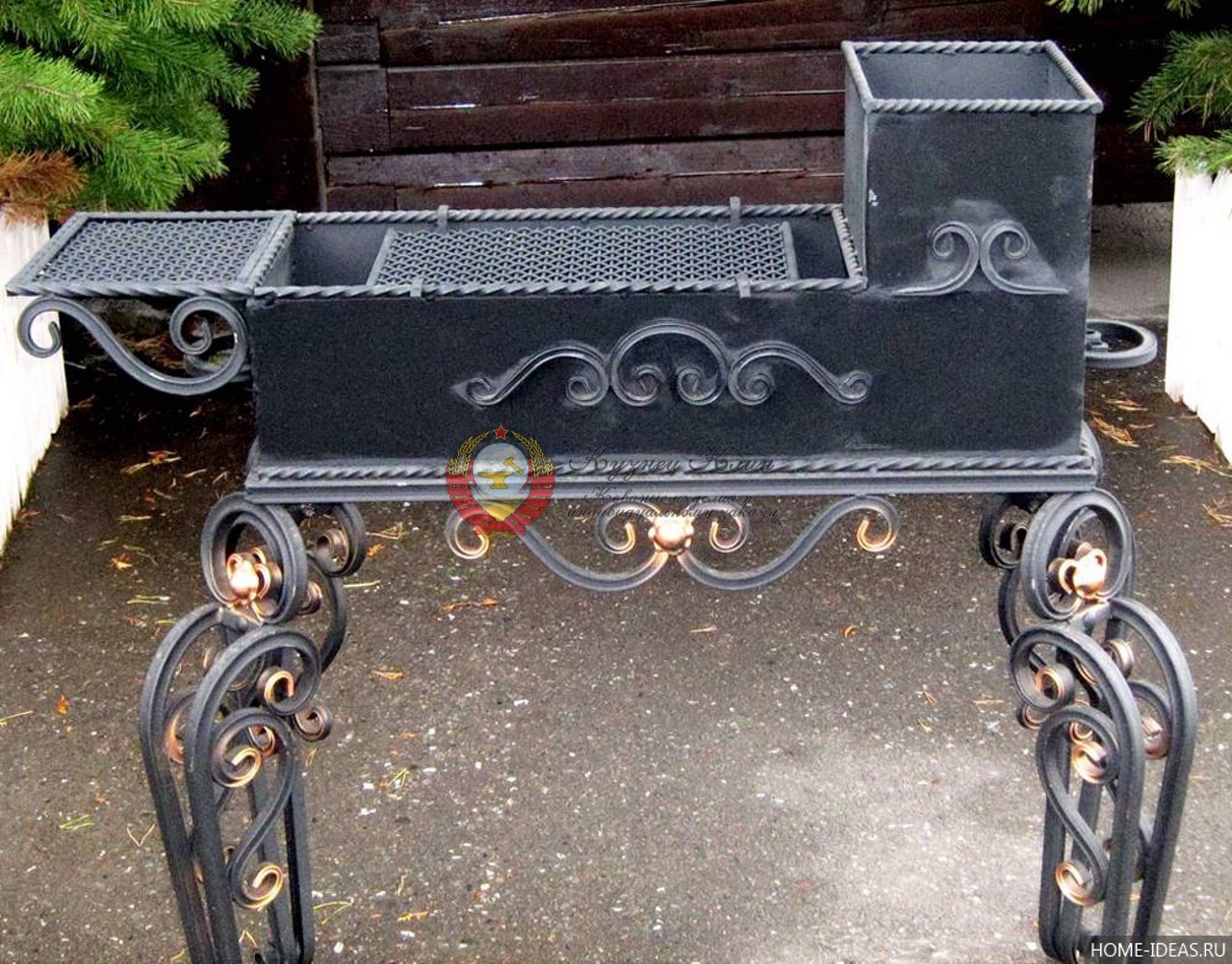 Кованый мангал с трубой и грилем