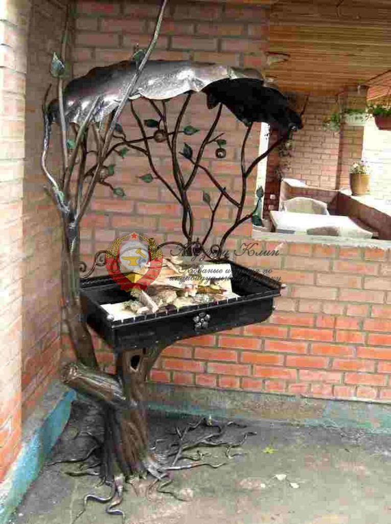 Мангал кованый на пеньке