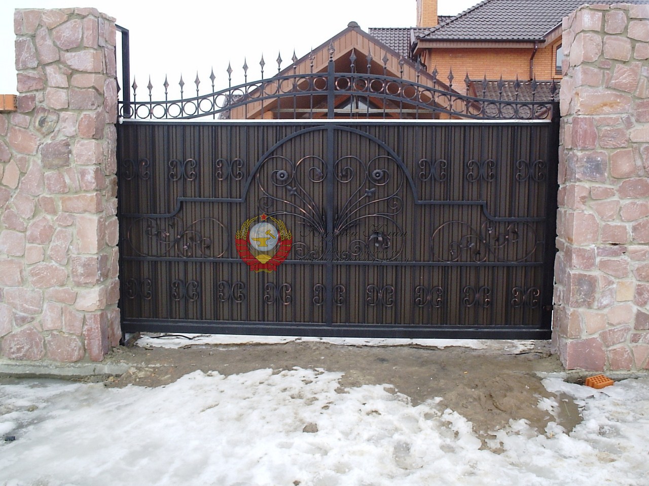 Кованые ворота с рисунком и профлистом