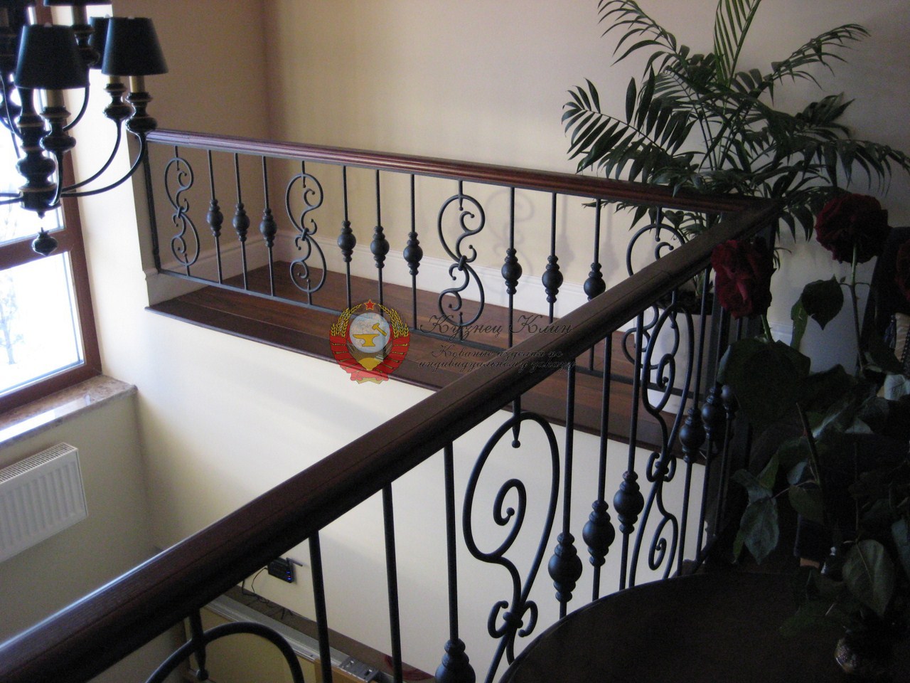 Кованые перила с деревянным поручнем
