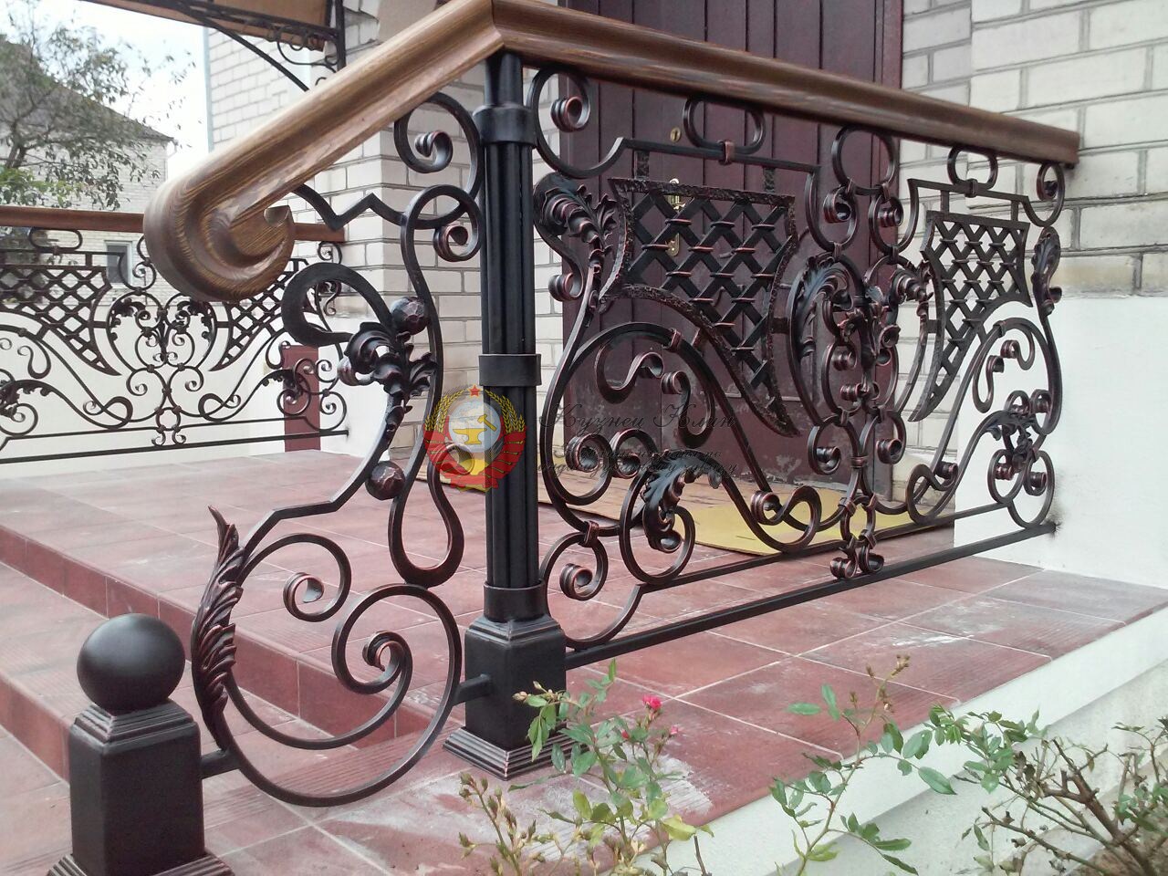 Кованые перила с дубовым поручнем