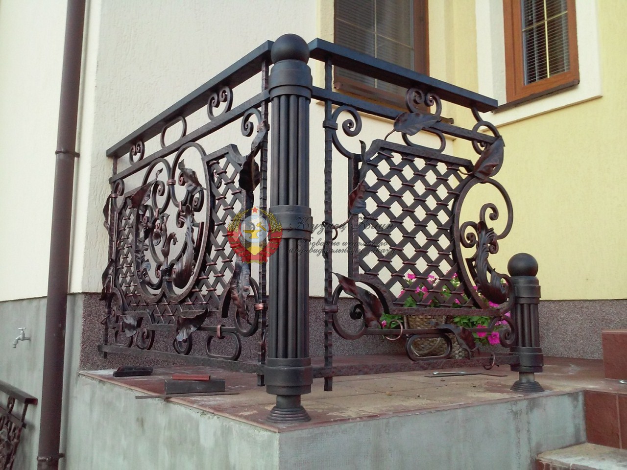 Кованые перила с красивым столбом