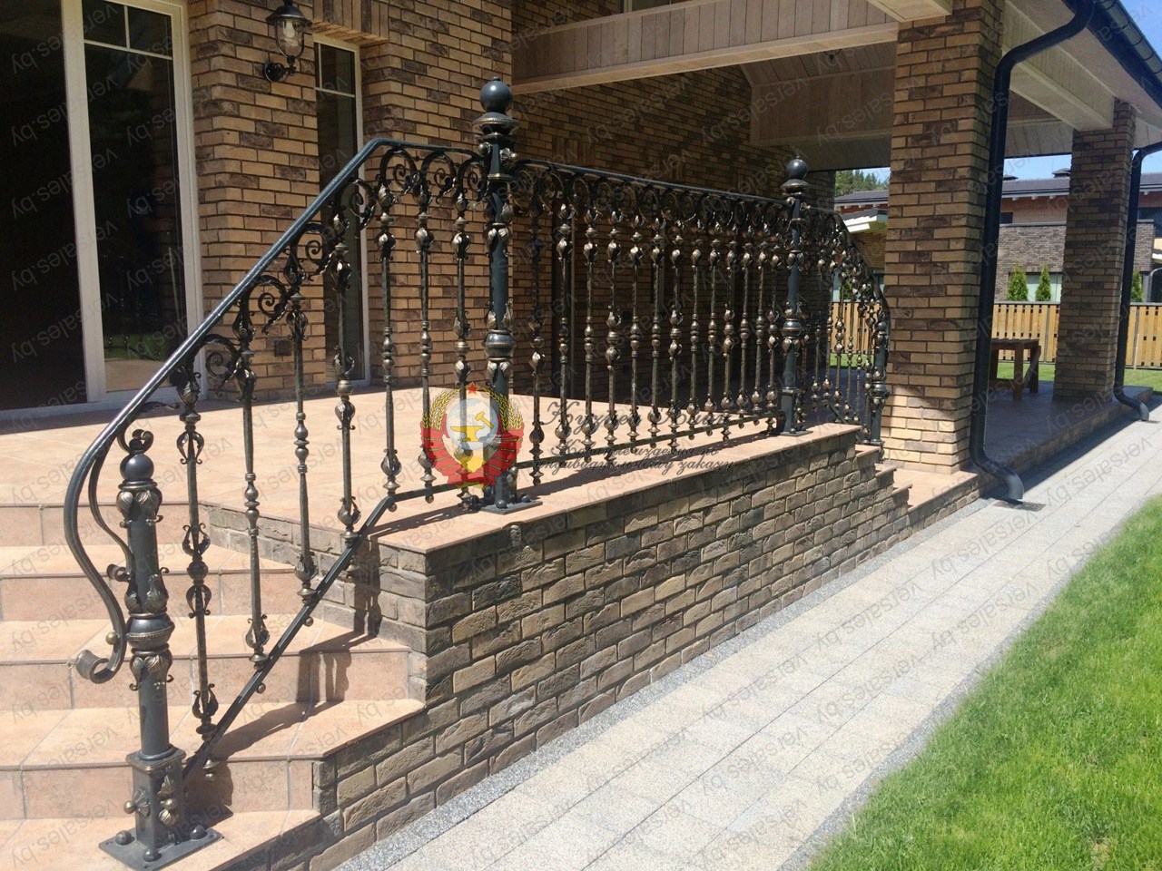 Уличные кованые перила классические