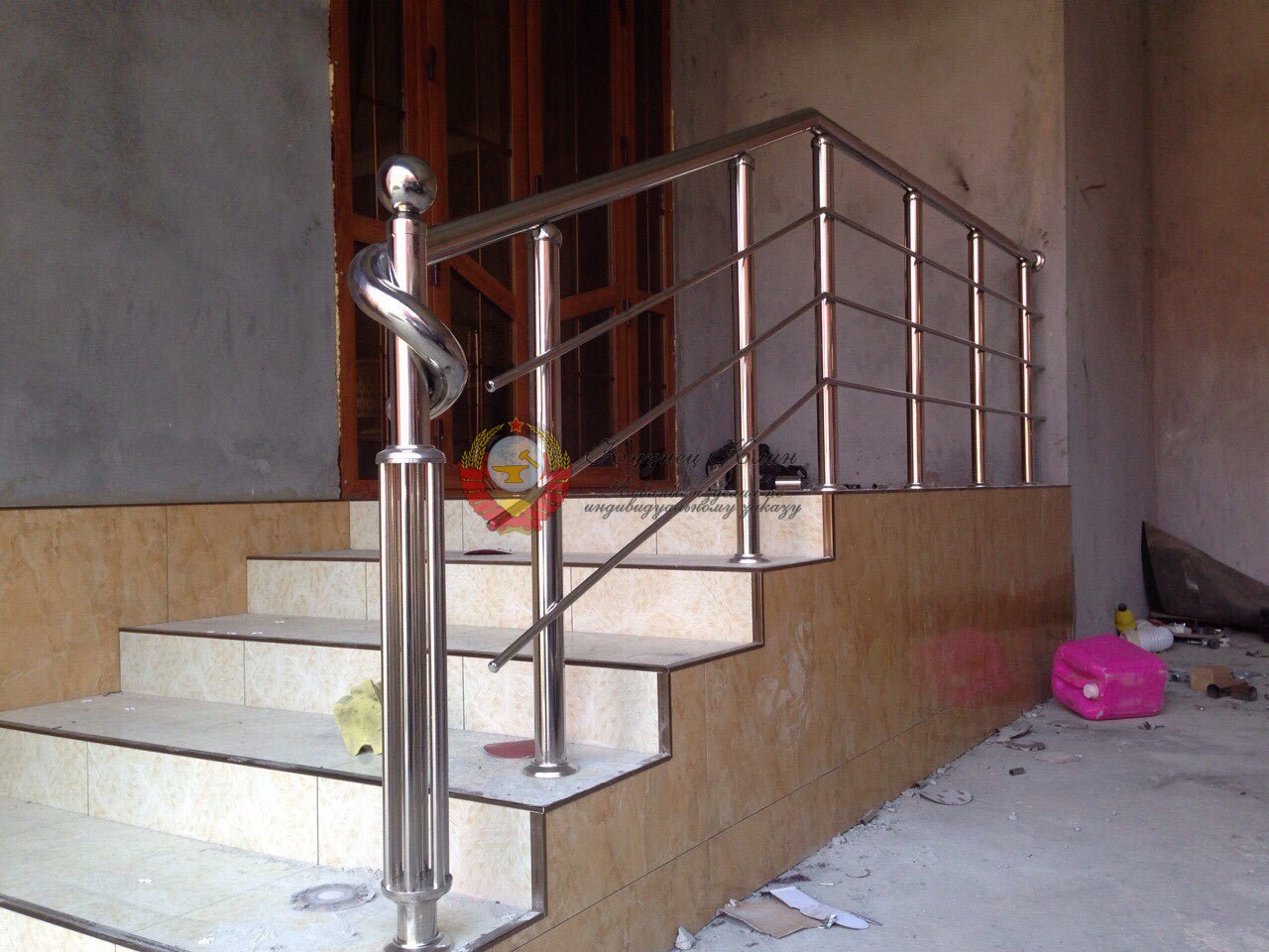 Загиб нержавеющей трубы перила