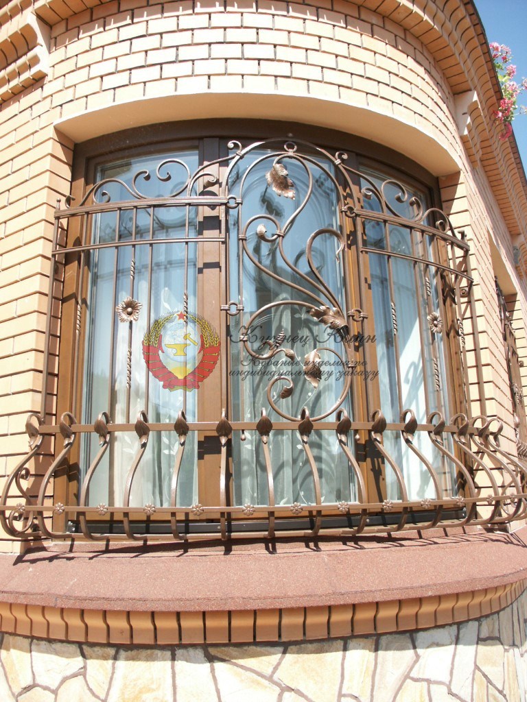 Кованая решетка в арке