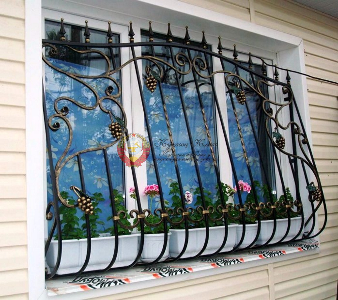Кованая решетка дутая с виноградом