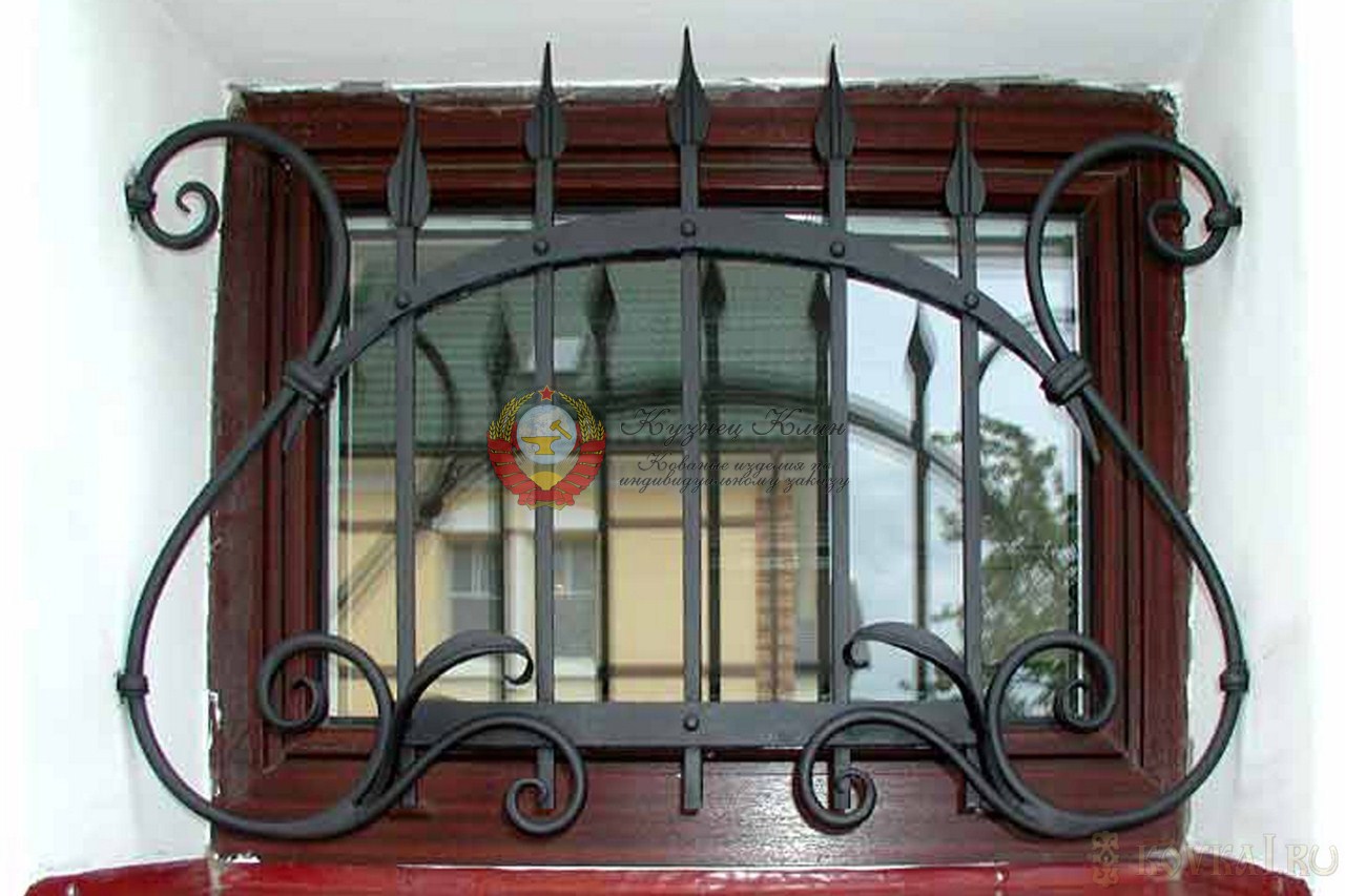 Кованая решетка на маленькое окно