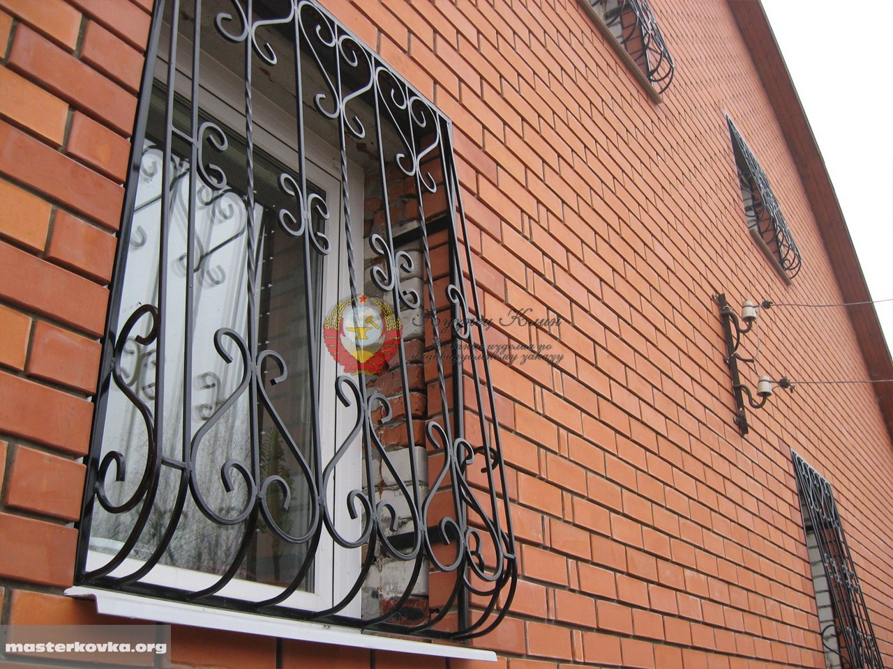 Кованая решетка с овальным рисунком