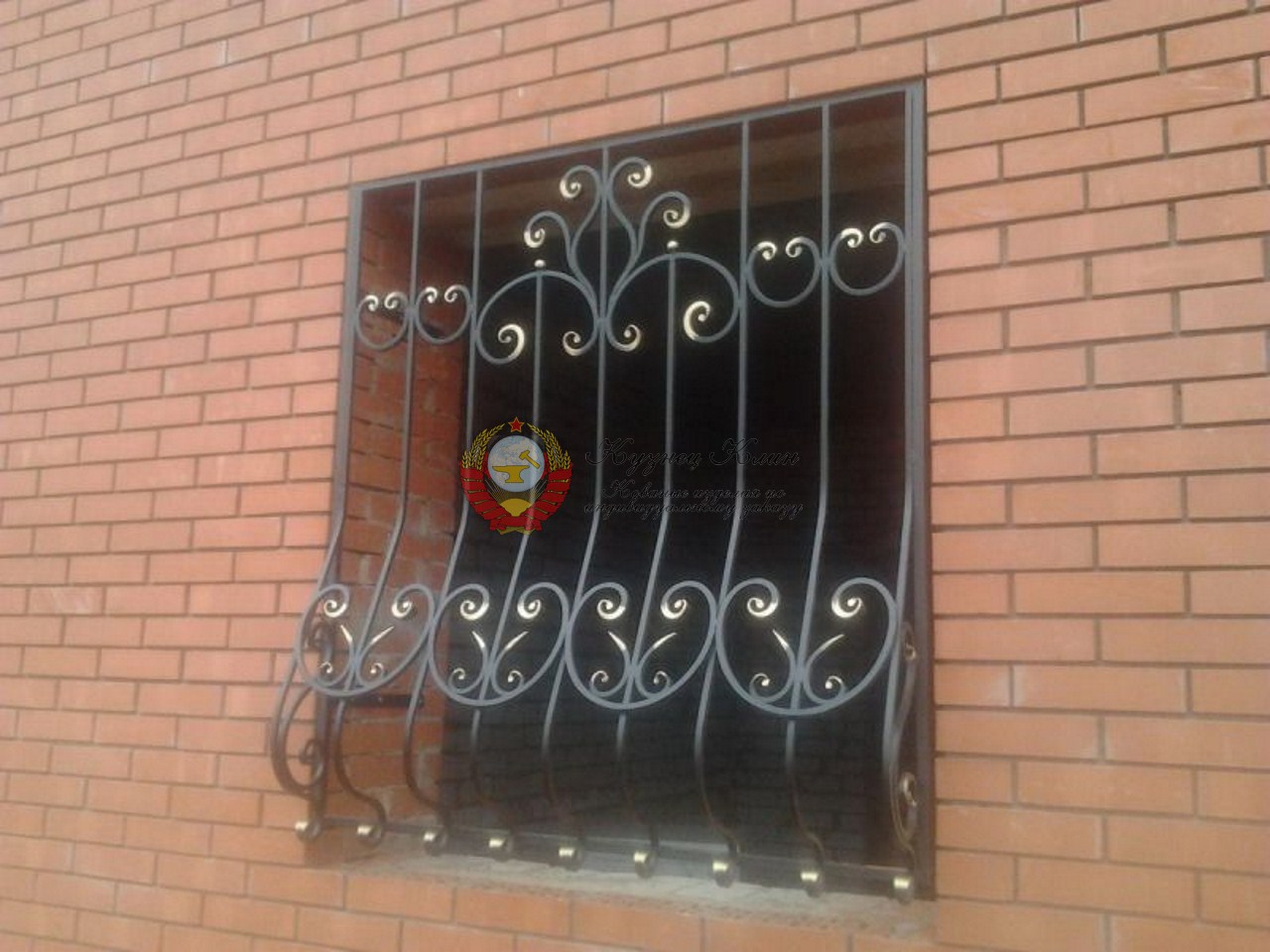 Кованая решетка с простым арнаментом