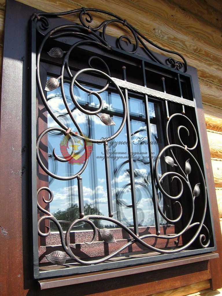 Кованая решетка с растущими цветами
