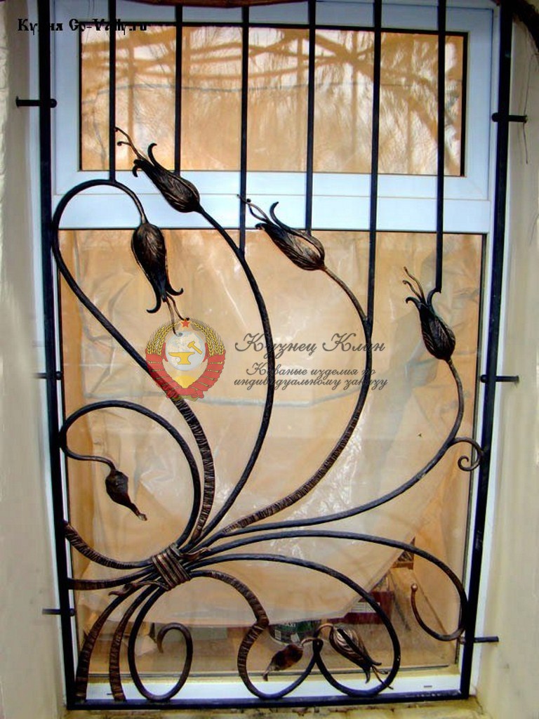 Кованая решетка с тюльпанами