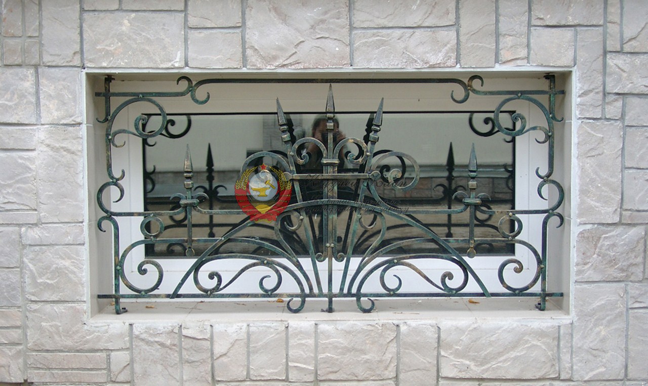 Маленькая кованая решетка с пиками