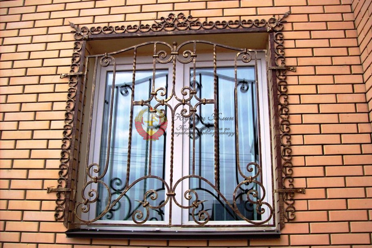 Решетка с кованым кркпежем