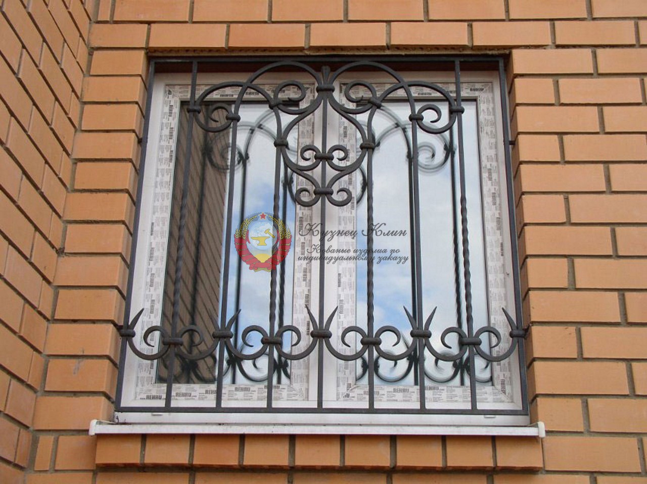 Центральная ковка на решетке