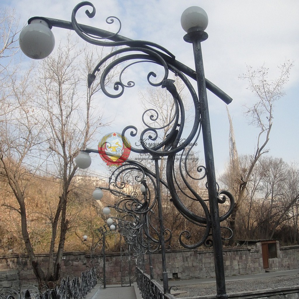 Кованое освещение моста
