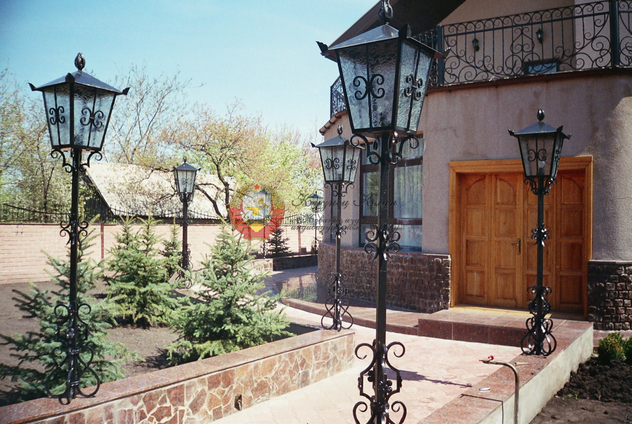 Кованое освещения сада