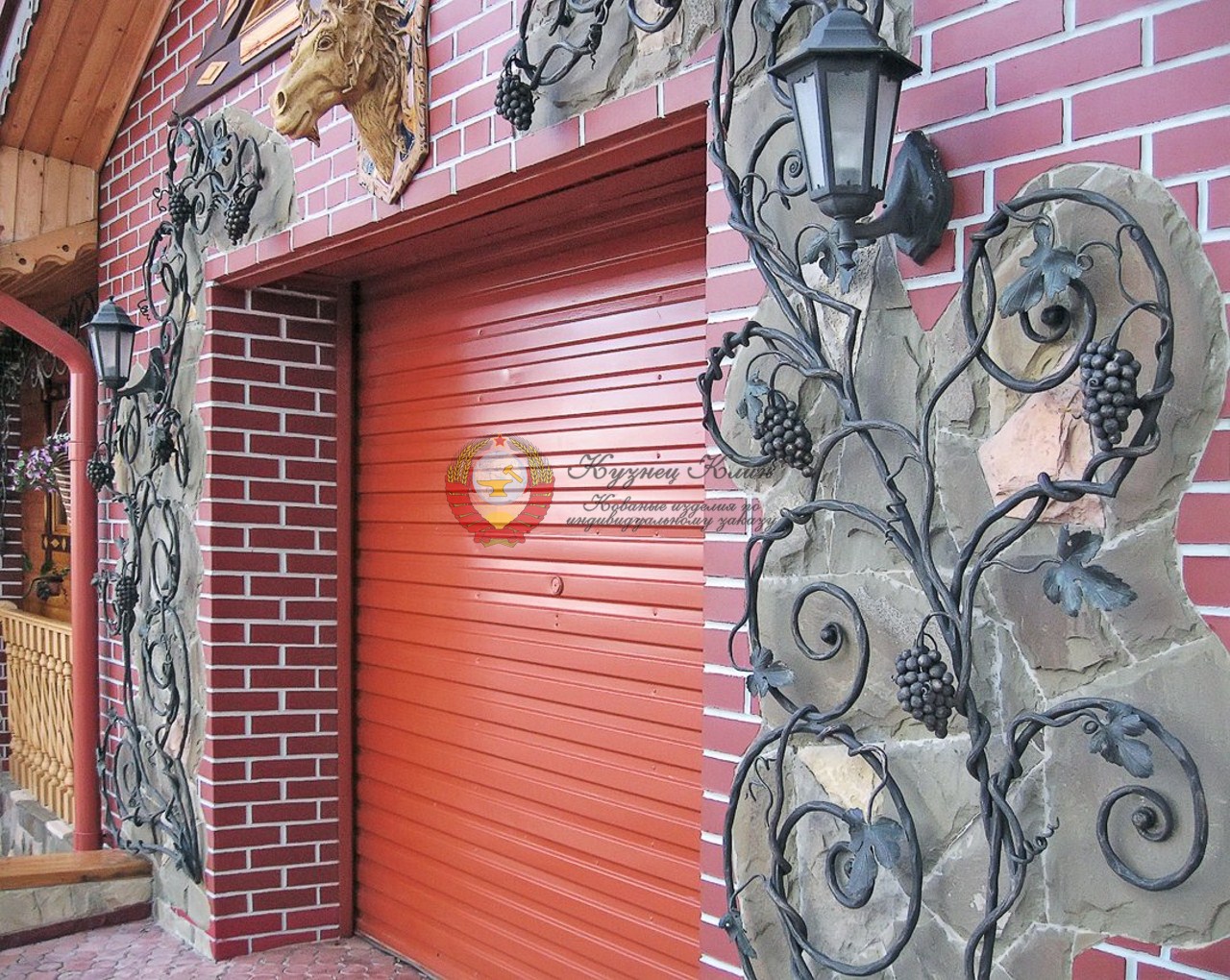 Кованые фонари у ворот