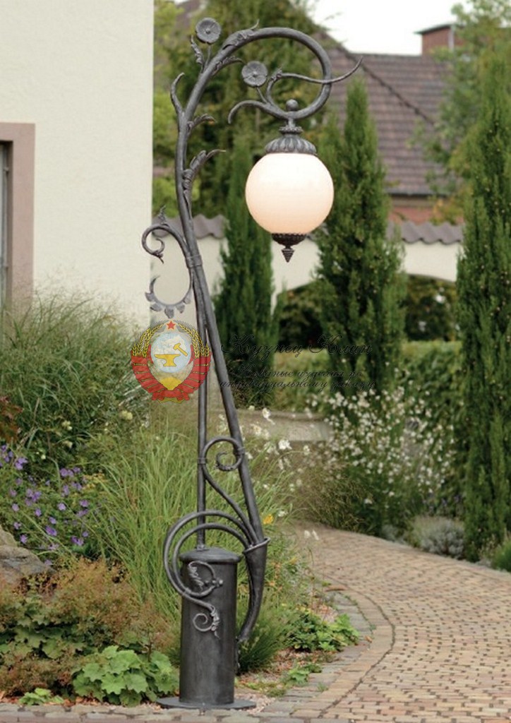 Кованый садовый фонарь