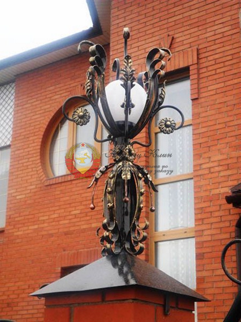 Кованый светильник на въездные ворота