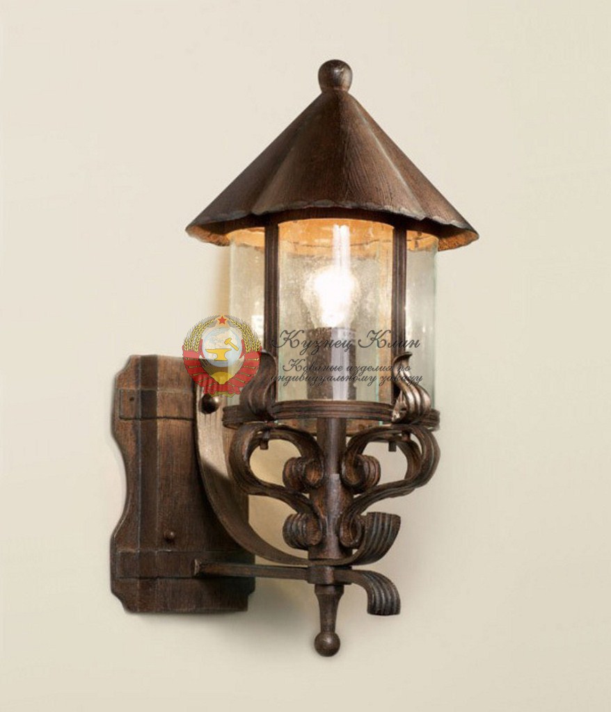 Кованый светильник на стену