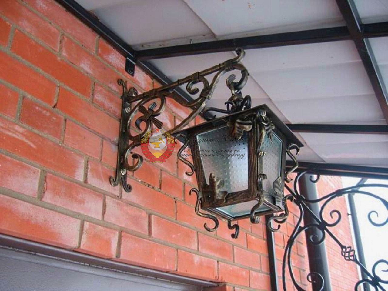 Кованый светильник под козырек