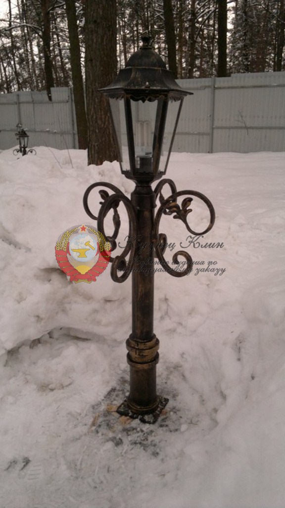Кованый светильник садовый