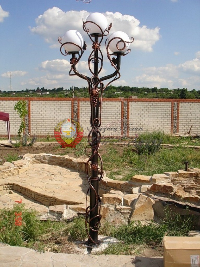 Кованый фонарь на стойке