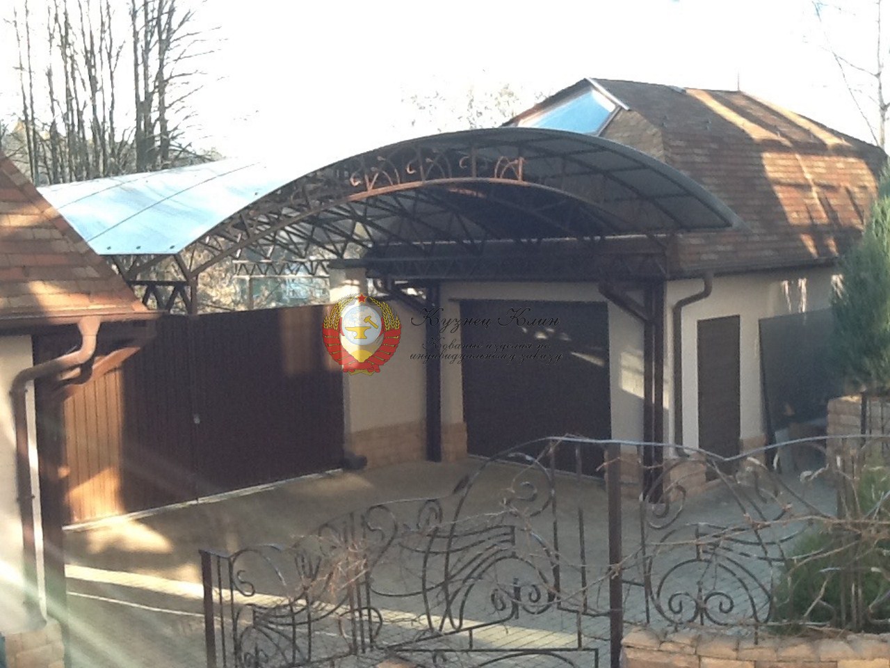 Арочный навес над площадкой крытый