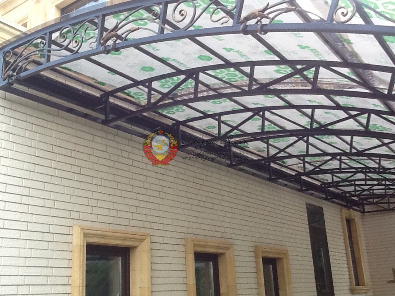 Арочный навес от дома