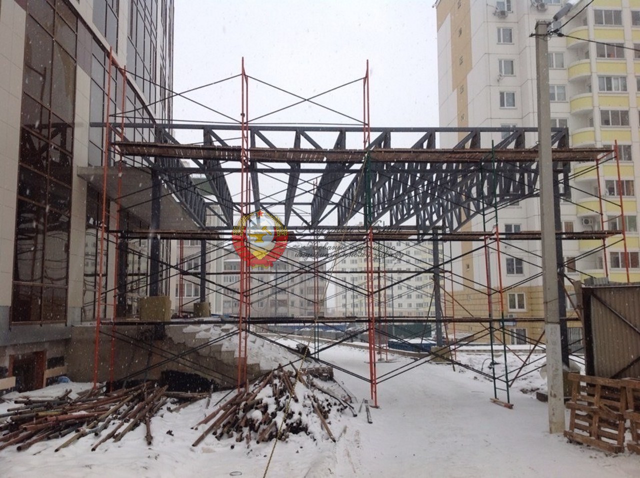 Каркас сварной над входом в гостиницу