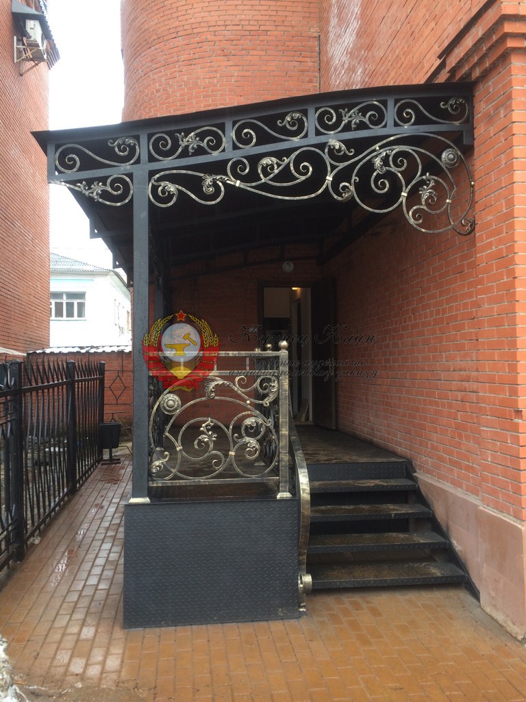 Кованое крыльцо с крышей