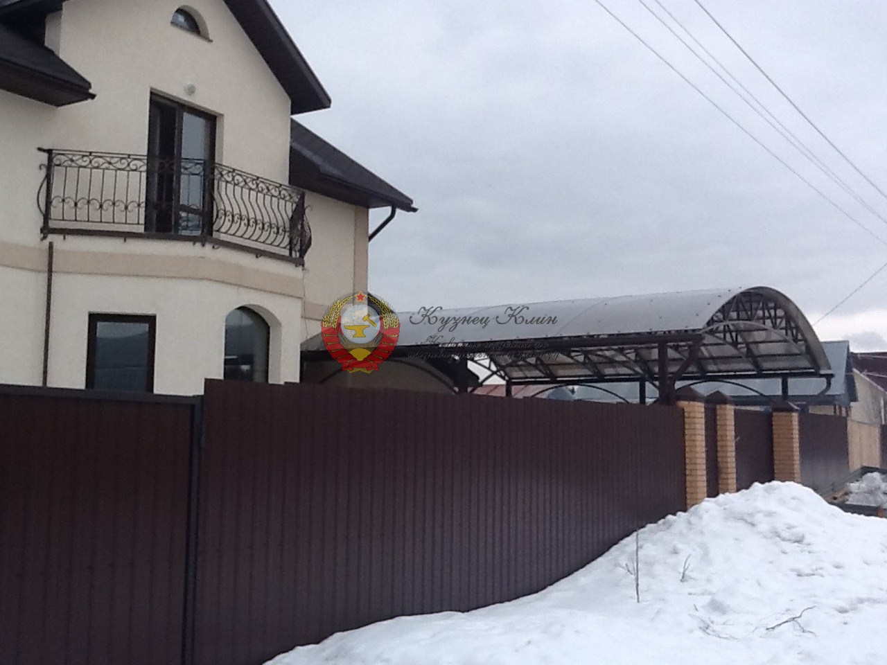 Кованый балкон с автомобильным навесом