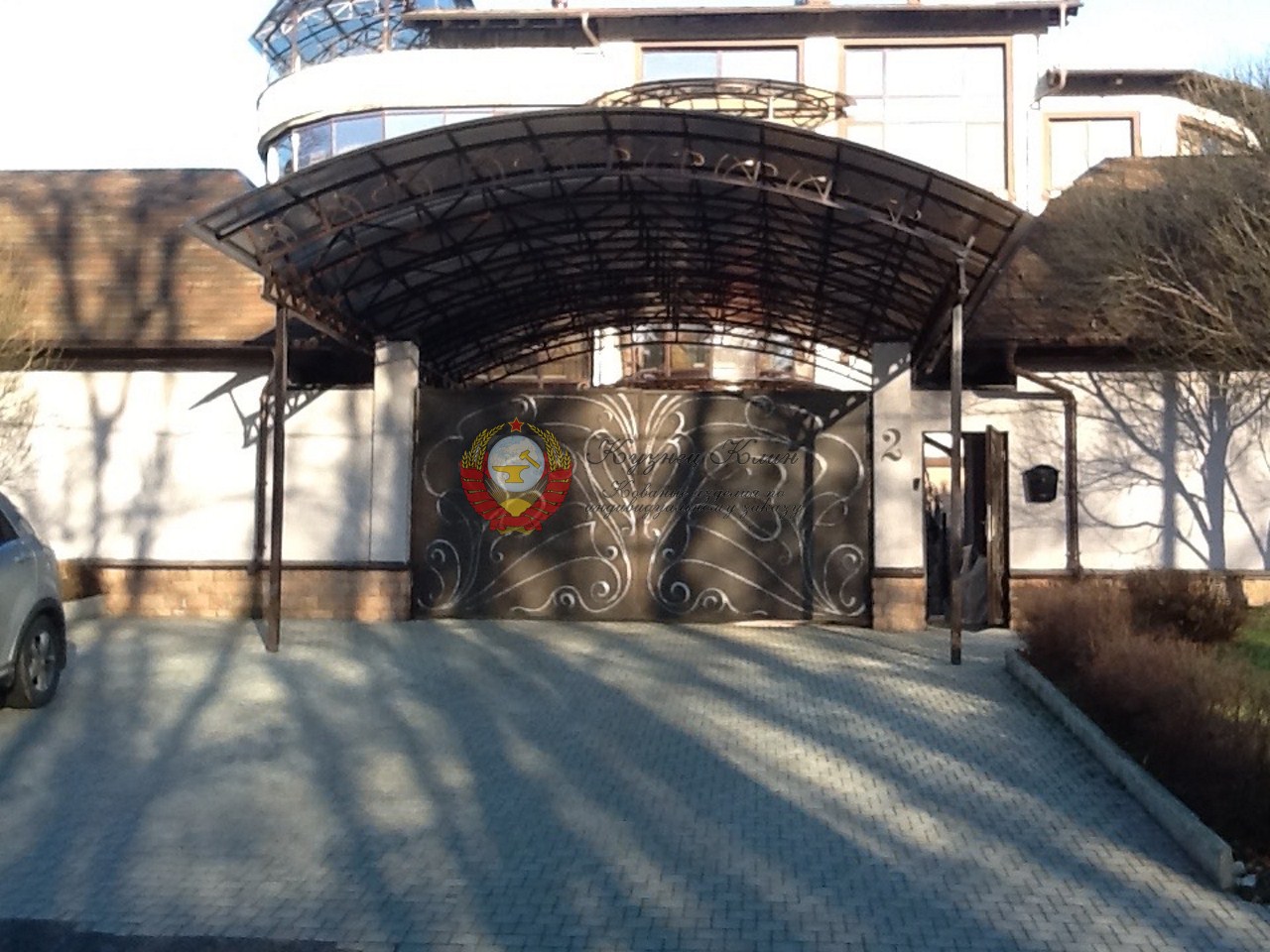 Кованый навес для машин над воротами