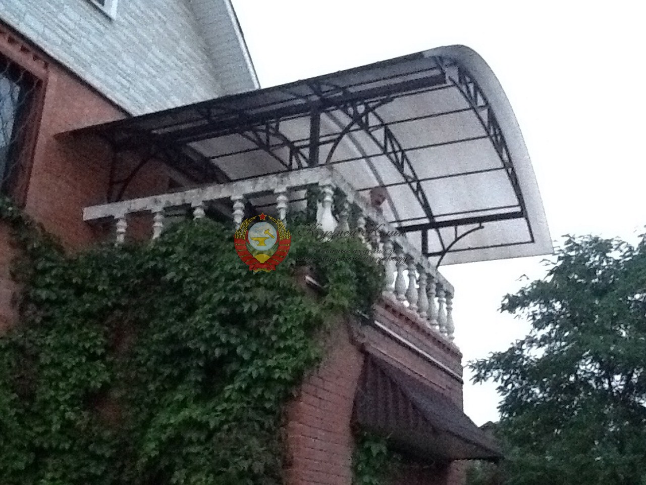 Навес балкона с арками