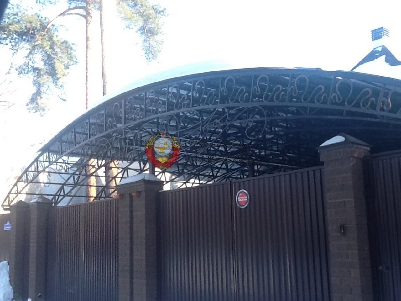 Навес для авто с коваными фермами