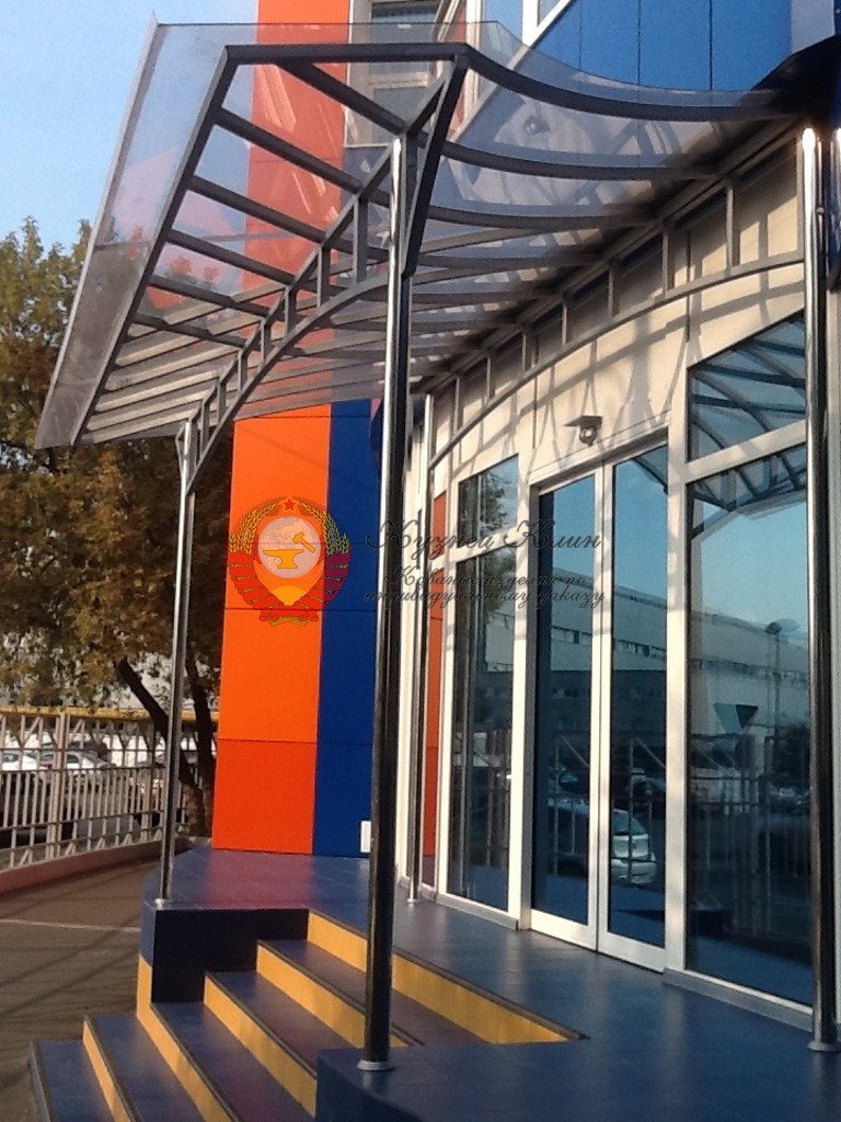 Навес над входом с монолитным поликарбонатом