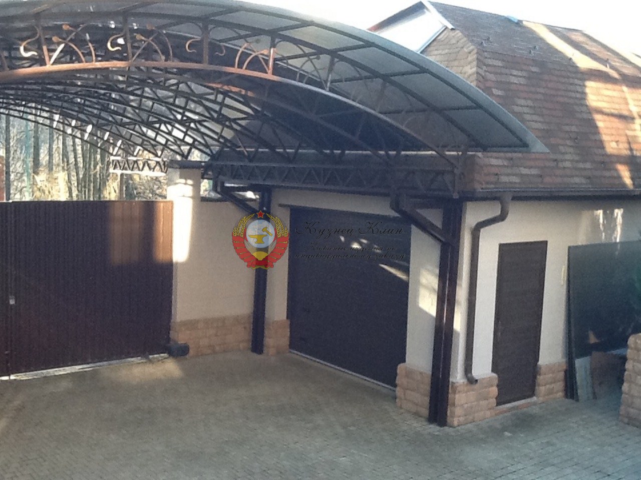 Навес с креплением у стены