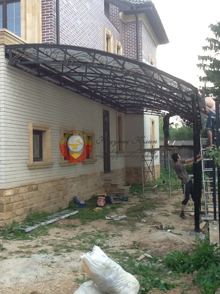 Навес у дома