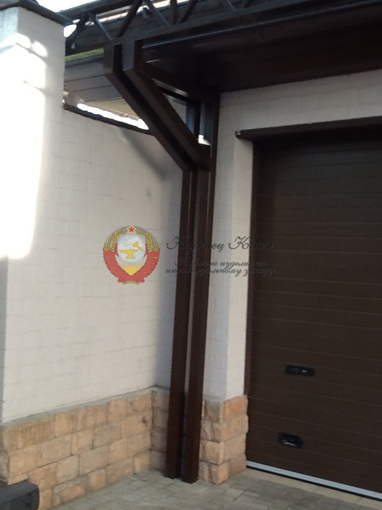 Столб для навеса во дворе