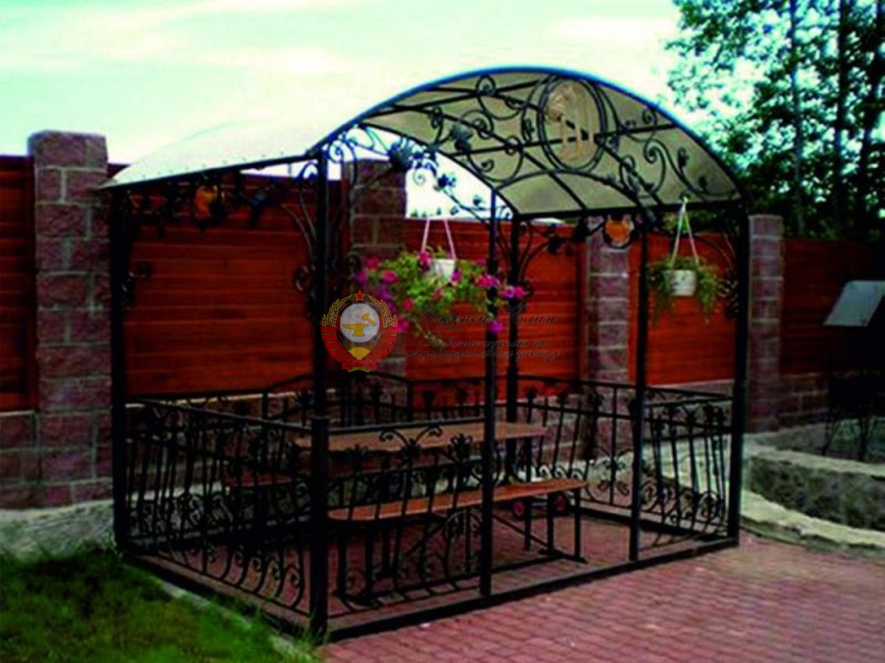 Беседка кованая с поликарбонатом