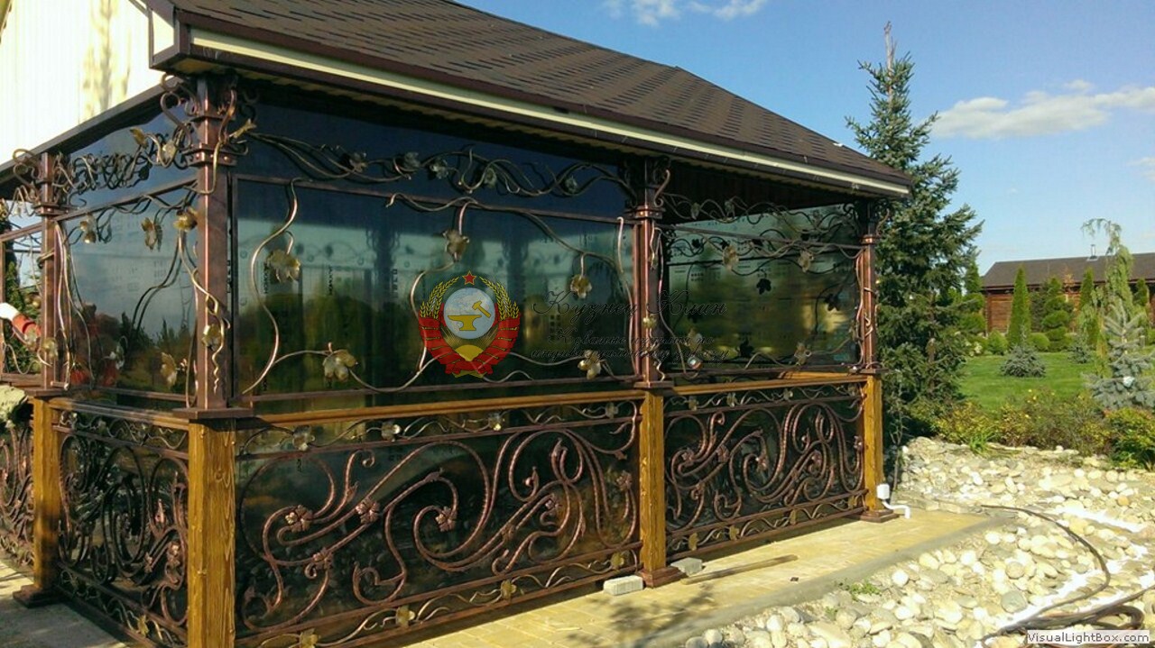 Кованая беседка закрытая монолитным поликарбонатом