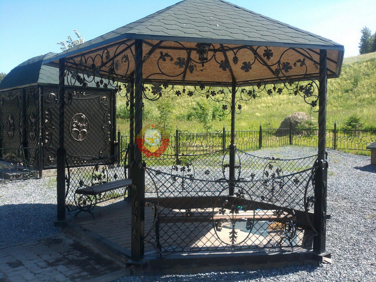 Кованая беседка на четырех столбах