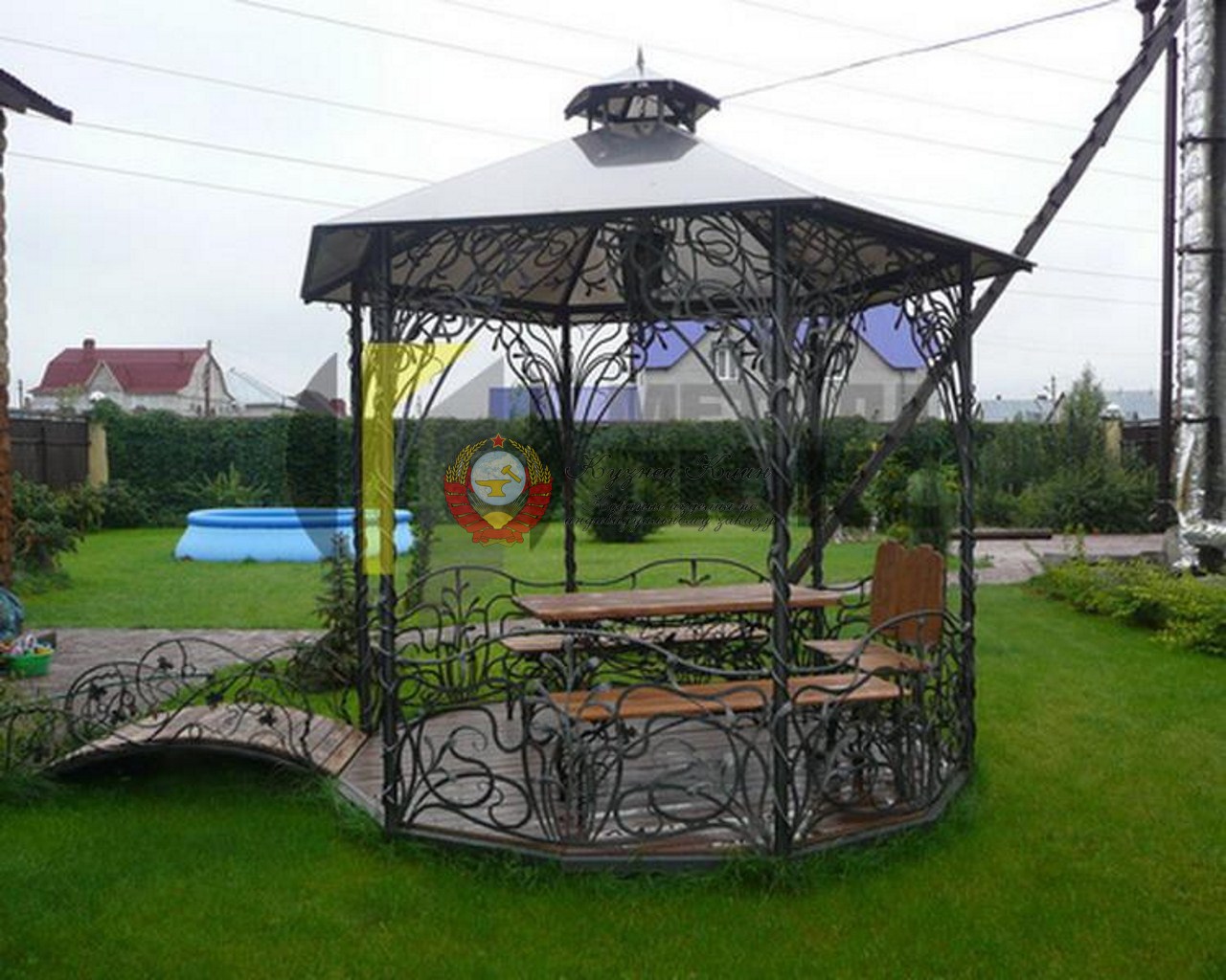 Кованая беседка с двойной крышей