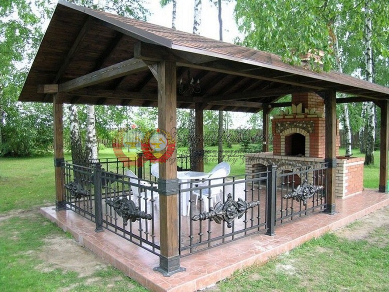 Кованая беседка с деревянными столбами