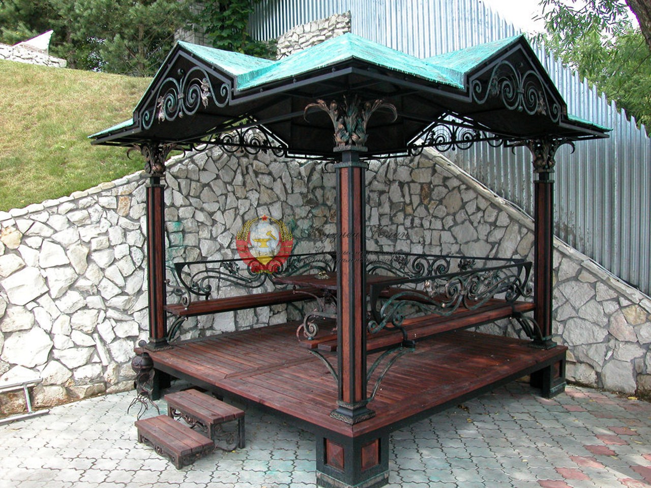 Кованая беседка с лавочками